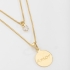 GR-00973 COLAR DUPLO COM PINGENTE E UMA MEDALHA COM A GRAVAÇÃO AMOR