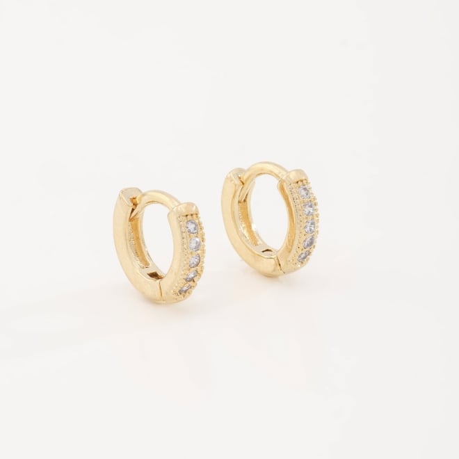 AC-0013 BRINCO BANHADO A OURO 18K EM FORMATO DE ARGOLA EM ZIRCONIAS