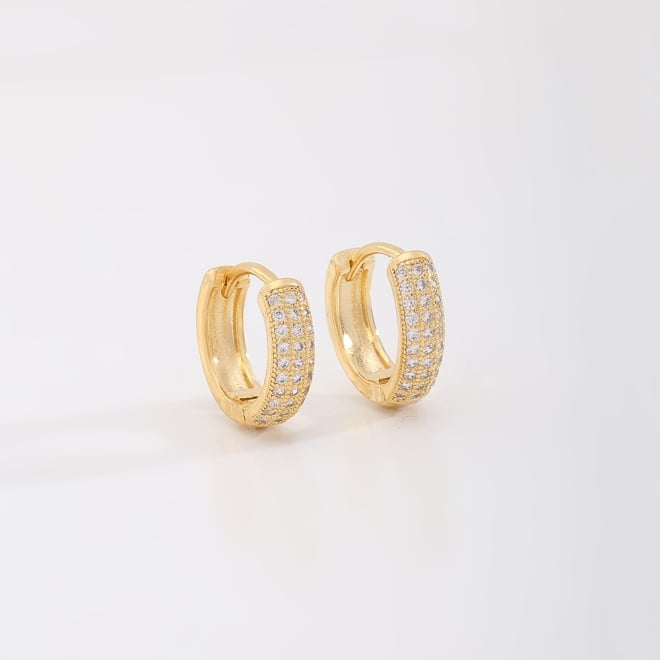 AC-0043 BRINCO BANHADO A OURO 18K  DE ARGOLA COM TRIPLA FILEIRA EM ZIRCÔNIAS