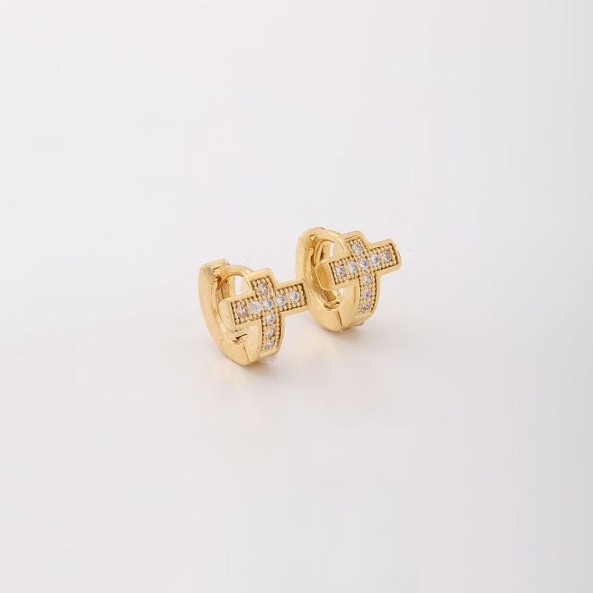 AC-0258 BRINCO BANHADO A OURO 18K EM FORMATO DE MINI ARGOLA COM CRUZ CRAVEJADA