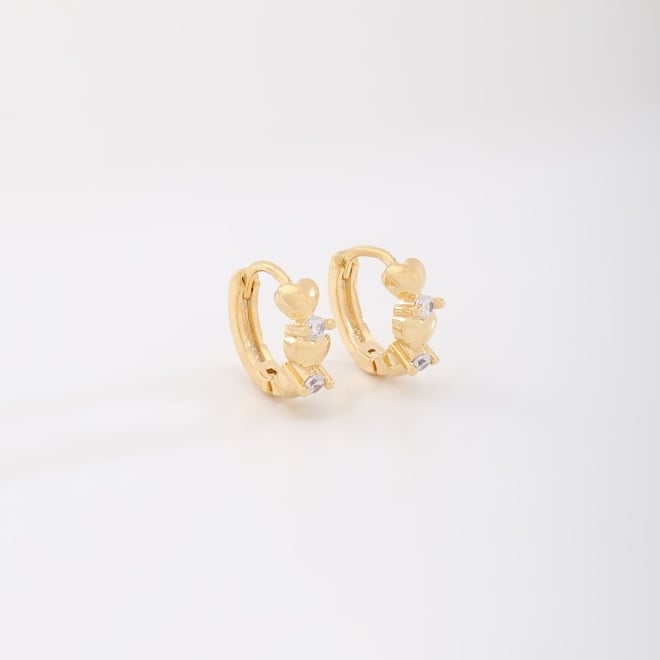 AC-0281 BRINCO BANHADO A OURO 18K EM FORMATO DE ARGOLA COM DETALHES DE CORAÇÕES E ZIRCÔNIAS