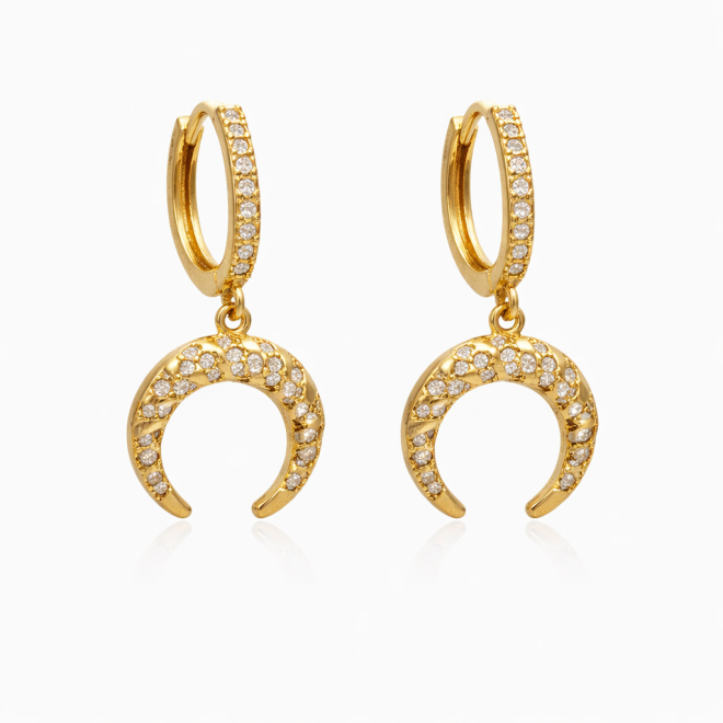 AC-0462 BRINCO BANHADO A OURO 18K COM ARGOLA CRAVEJADA E PINGENTE EM FORMATO DE MEIA-LUA