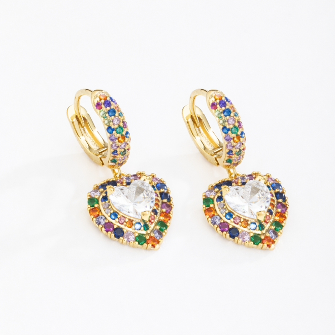 AC-0479 BRINCO BANHADO A OURO 18K COM ARGOLA CRAVEJADA E PINGENTE EM FORMATO DE CORAÇÃO