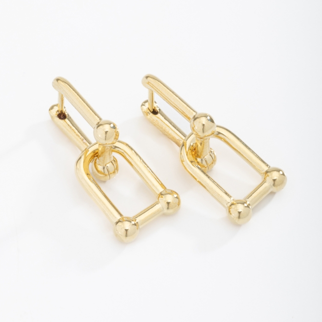 AC-0563 BRINCO BANHADO A OURO 18K COM DESIGN GEOMÉTRICO