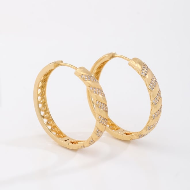 AC-0579 -BRINCO BANHADO A OURO 18K DE ARGOLA COM DESIGN TORCIDO