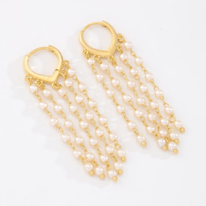 AC-0907 BRINCO BANHADO A OURO 18K COM ARGOLA E FRANJAS DE MINI PÉROLAS