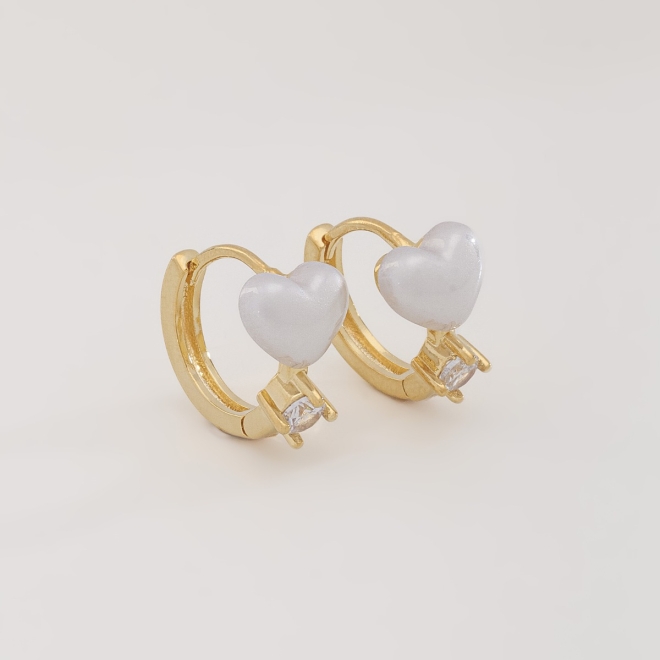 AC-0933 BRINCO BANHADO A OURO 18K COM ARGOLA, PINGENTE EM FORMATO DE CORAÇÃO EM PÉROLA