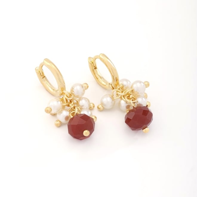 AC-0944 BRINCO BANHADO A OURO 18K COM ARGOLA E PINGENTES DE MINI PÉROLAS E PEDRA FACETADA EM TOM RUBI