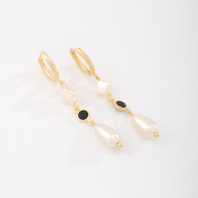 AC-0961 BRINCO BANHADO A OURO 18K COM ARGOLA, FLOR EM MADREPÉROLA, PEDRA PRETA E PÉROLA GOTA