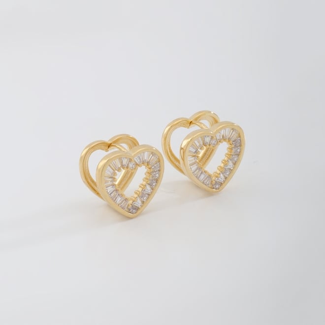 AC-0971 BRINCO BANHADO A OURO 18K DE ARGOLA EM FORMATO DE CORAÇÃO CRAVEJADOS EM ZIRCÔNIAS BAGUETE