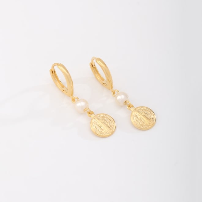 AC-1018 BRINCO BANHADO A OURO 18K EM FORMATO DE ARGOLA COM PÉROLA E PINGENTE DE MEDALHA DE SÃO BENTO