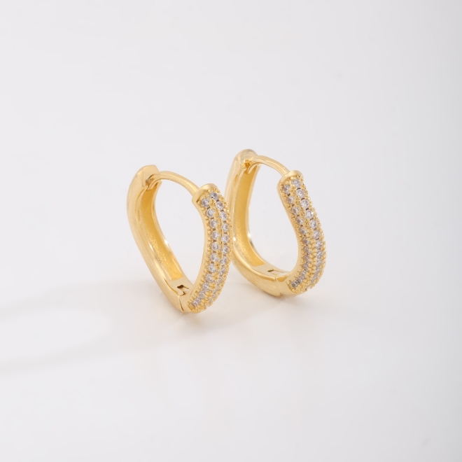 AC-1023 BRINCO BANHADO A OURO 18K DE ARGOLA COM DESIGN CURVADO E FILEIRAS CRAVEJADAS EM ZIRCÔNIAS