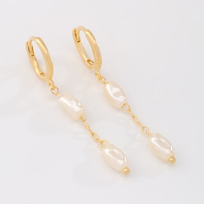 AC-1055 ARGOLA BANHADO A OURO 18K COM DETALHES EM PÉROLAS ALONGADAS