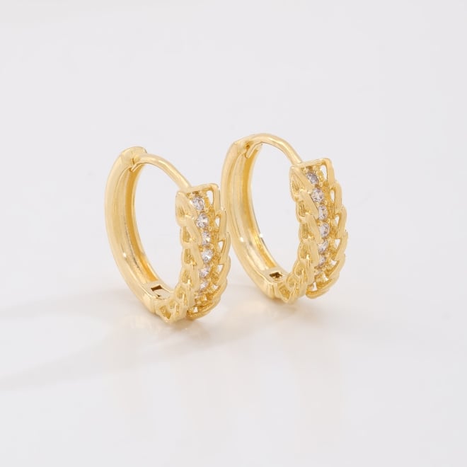 AC-1066 BRINCO BANHADO A OURO 18K DE ARGOLA ENTRELAÇADOS E FILEIRA CENTRAL CRAVEJADA EM ZIRCÔNIAS