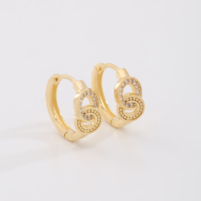AC-1067 BRINCO BANHADO A OURO 18K DE ARGOLA ENTRELAÇADO CRAVEJADO EM ZIRCÔNIAS