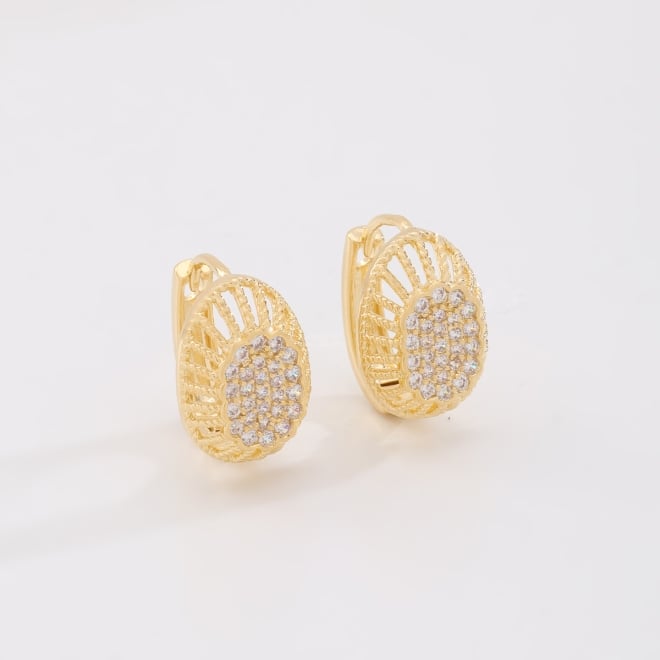 AC-1068 BRINCO BANHADO A OURO 18K DE ARGOLA COM DETALHE FRONTAL CRAVEJADO EM ZIRCÔNIAS
