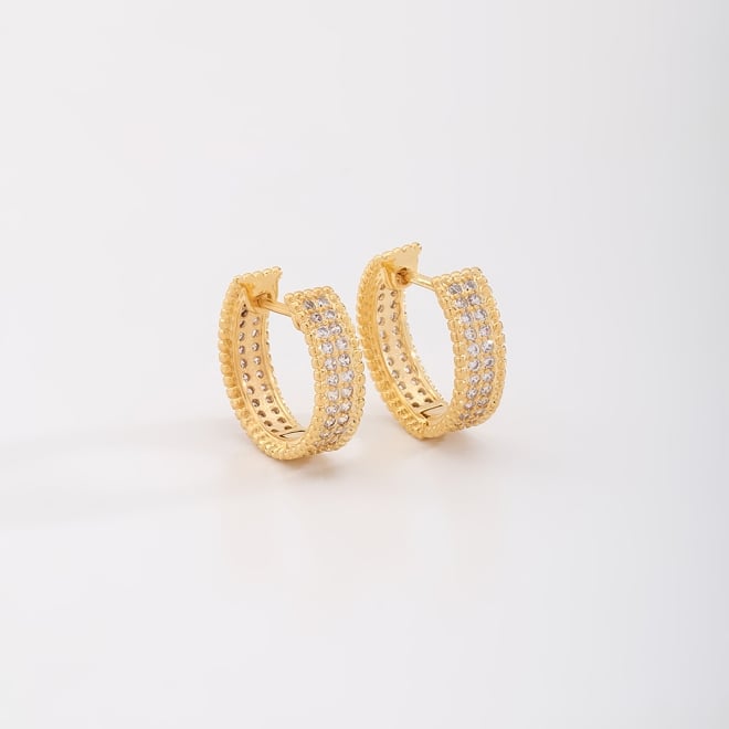 ACX-0003 BRINCO ARGOLA BANHADO A OURO 18K COM TRIPLA FILEIRA CRAVEJADA EM ZIRCÔNIAS