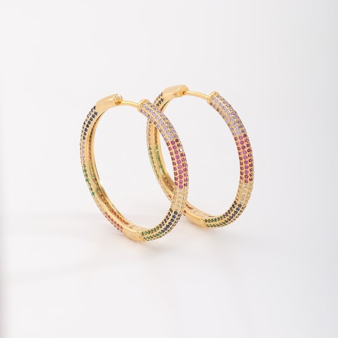 ACX-0021 BRINCO ARGOLA BANHADO A OURO 18K COM FILEIRAS CRAVEJADAS EM ZIRCÔNIAS COLORIDAS