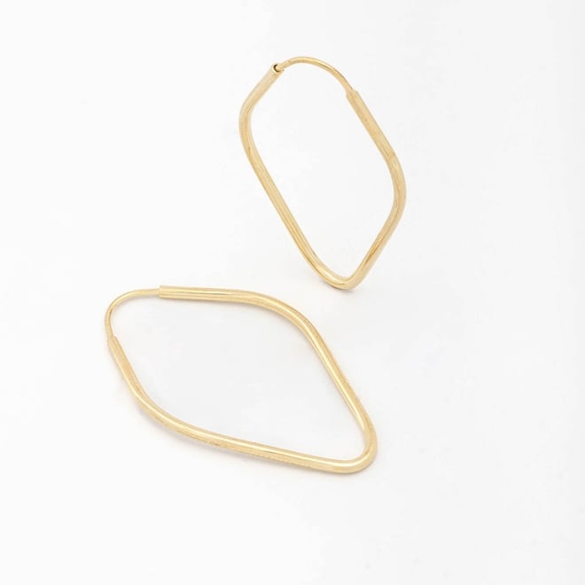 AF-00025 BRINCO BANHADO A OURO 18K EM FORMATO DE ARGOLA COM DESIGN GEOMÉTRICO