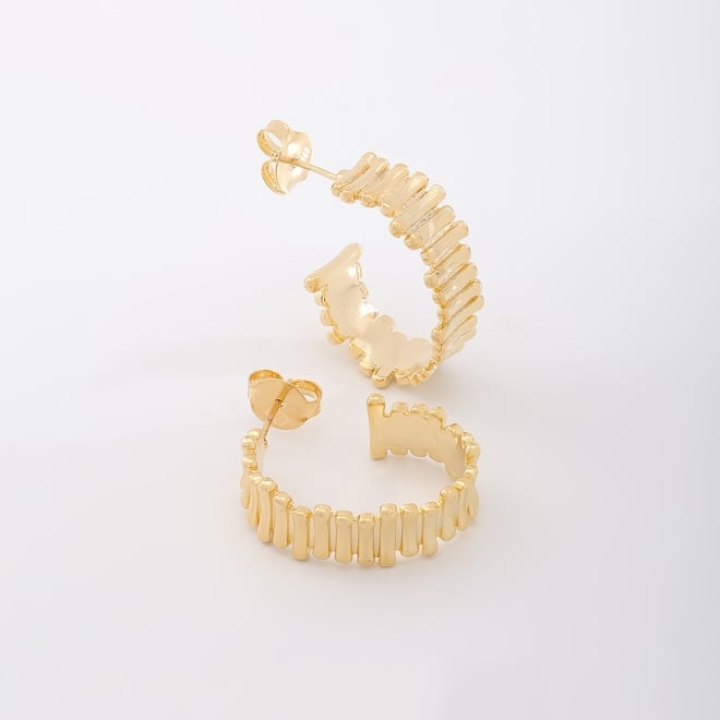 AGL-00019 BRINCO BANHADO A OURO 18K EM FORMATO DE ARGOLA COM DESIGN ESTRUTURADO