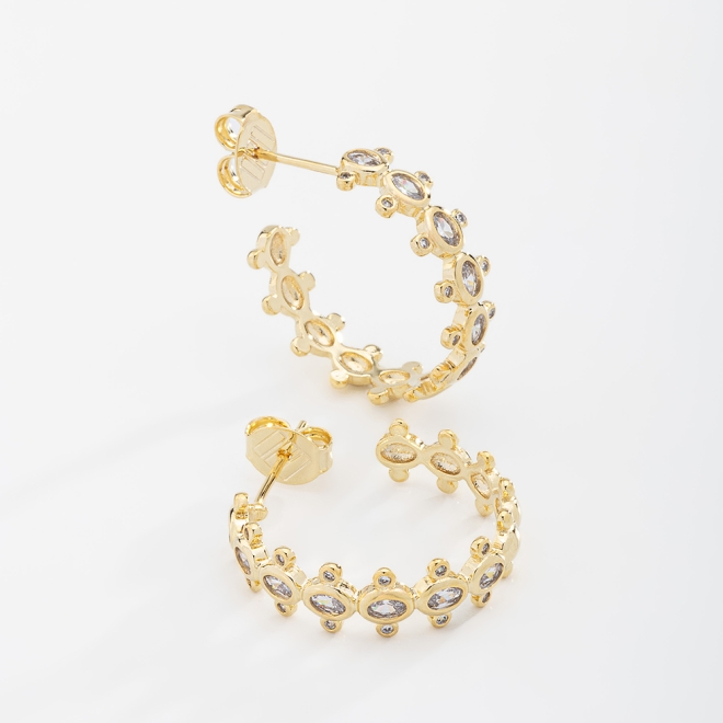 AGL-00049 BRINCO BANHADO A OURO 18K EM FORMATO DE ARGOLA COM DETALHES OVAIS