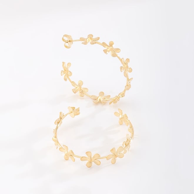AGL-00062 -BRINCO BANHADO A OURO 18K COM DESIGN FLORAL