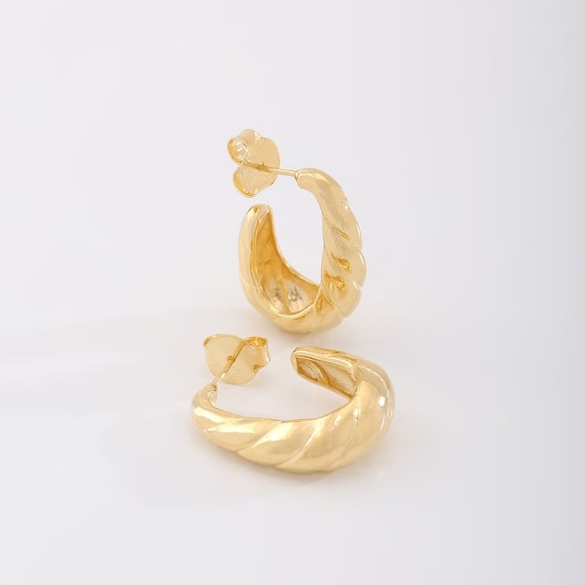 AGL-00074 BRINCO BANHADO A OURO 18K EM FORMATO DE ARGOLA COM DESIGN TORCIDO