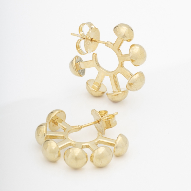 AGL-00075 BRINCO ARGOLA BANHADO A OURO 18K COM DETALHES EM ESFERAS POLIDAS