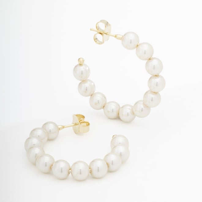 AGL-00085 BRINCO BANHADO A OURO 18K EM FORMATO DE ARGOLA COM PÉROLAS