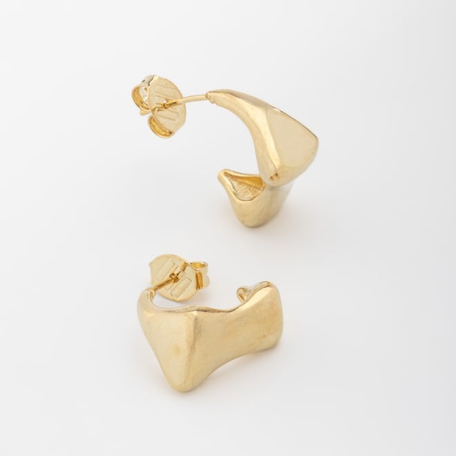 AGL-00093 BRINCO BANHADO A OURO 18K EM FORMATO DE ARGOLA COM DESIGN ORGÂNICO