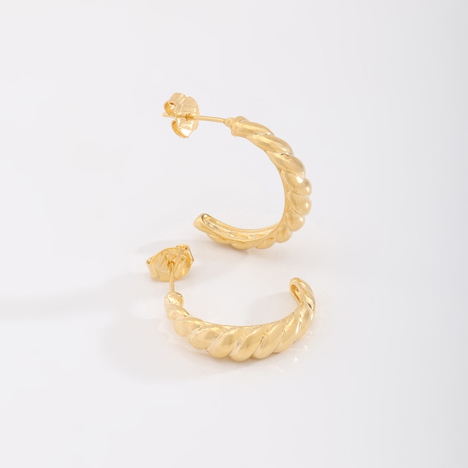 AGL-00096 BRINCO BANHADO A OURO 18K EM FORMATO DE ARGOLA COM DESIGN TORCIDO