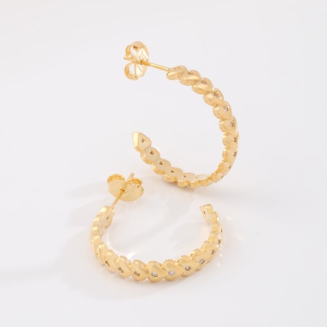 AGL-00097 BRINCO BANHADO A OURO 18K DE ARGOLA COM DETALHE DE CORA&Ccedil;&Atilde;O