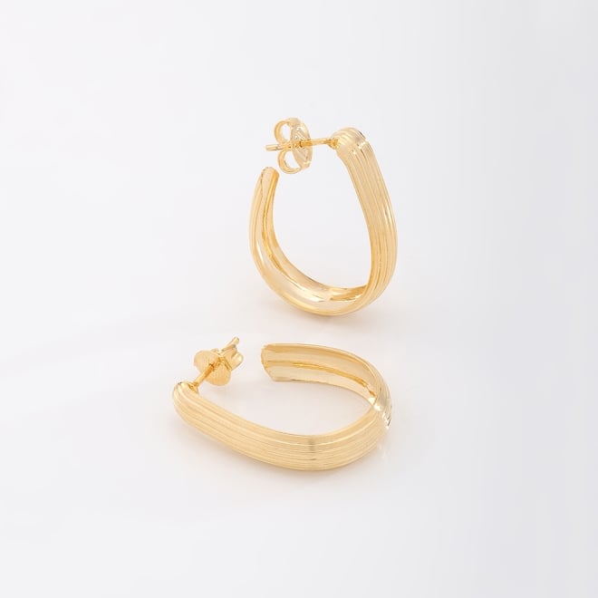 AGL-00113 BRINCO BANHADO A OURO 18K EM FORMATO DE ARGOLA OVAL COM ACABAMENTO POLIDO E DETALHE TEXTURIZADO