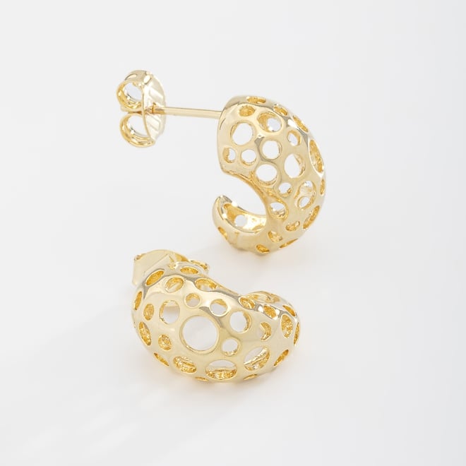 AGL-00120 BRINCO BANHADO A OURO 18K EM FORMATO DE ARGOLA COM DESIGN VAZADO ORGÂNICO
