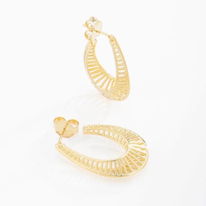 AGL-00124  ARGOLA BANHADA A OURO 18K, DESIGN VAZADO COM FORMAS GEOM&Eacute;TRICAS EM FIO FINO