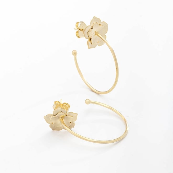 AGL-00135 BRINCO BANHADO A OURO 18K EM FORMATO DE ARGOLA FINA COM FLOR DELICADA