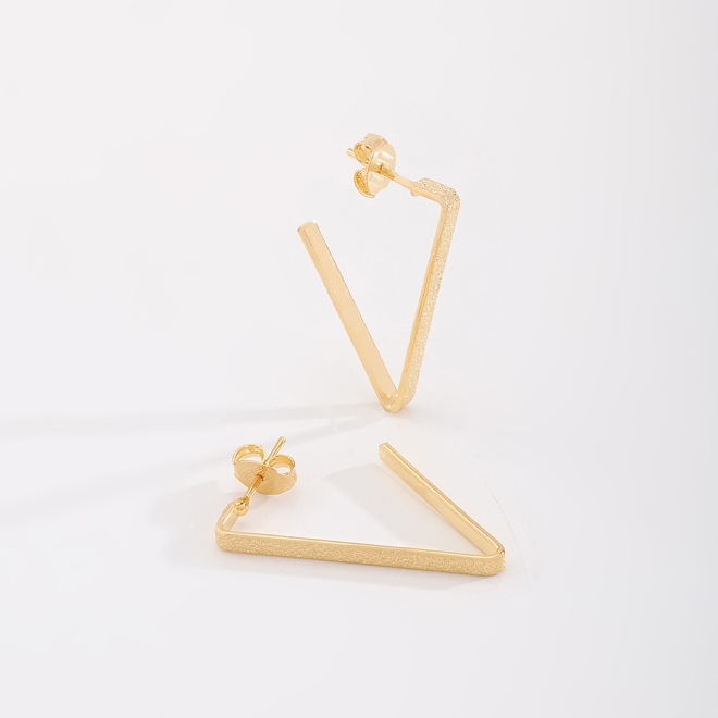AGL-00158 BRINCO BANHADO A OURO 18K COM DESIGN GEOMÉTRICO TRIANGULAR