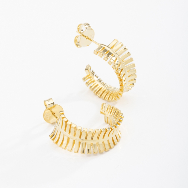 AGL-00165 BRINCO BANHADO A OURO 18K EM FORMATO DE ARGOLA ESTRUTURADA