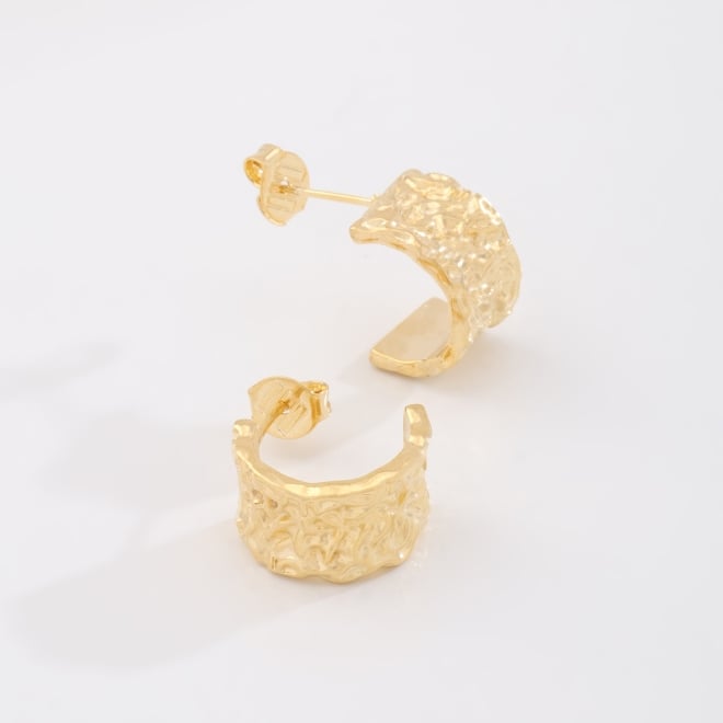 AGL-00169 BRINCO BANHADO A OURO 18K EM FORMATO DE ARGOLA COM DESIGN ORGÂNICO