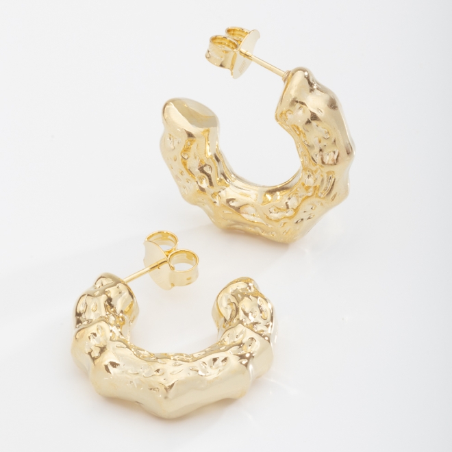 AGL-00184 BRINCO BANHADO A OURO 18K EM FORMATO DE ARGOLA ORGÂNICA