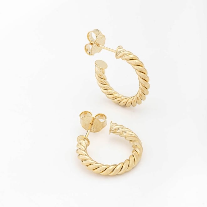 AGL-00221 BRINCO BANHADO A OURO 18K EM FORMATO DE ARGOLA COM DESIGN TORCIDO
