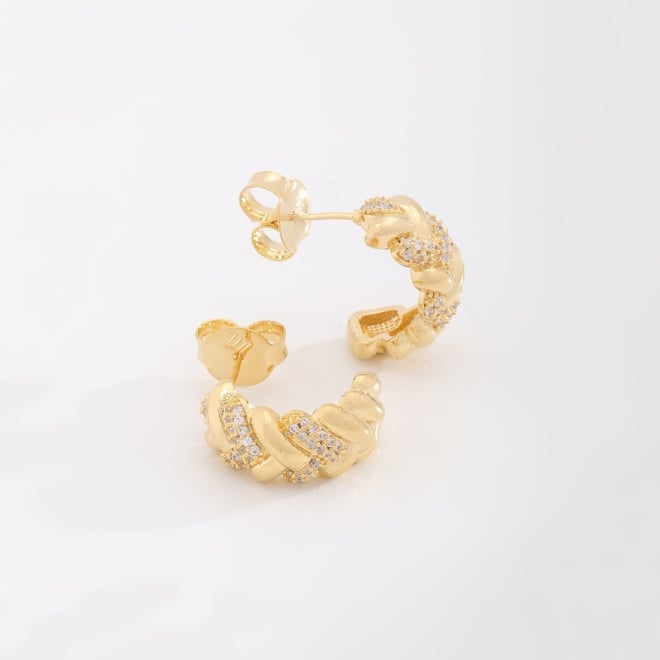 AGL-00243 BRINCO BANHADO A OURO 18K EM FORMATO DE MEIA ARGOLA COM DETALHES  EM ZIRC&Ocirc;NIAS