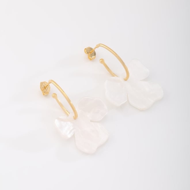 AGL-00244 ARGOLA COM PINGENTE DE FLOR EM ACRÍLICO PEROLADO