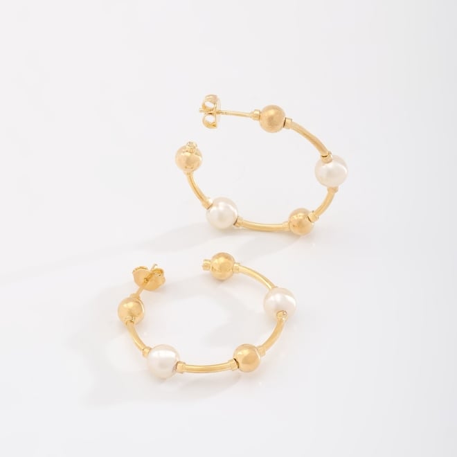 AGL-00245 BRINCO BANHADO A OURO 18K COM ARGOLA E DETALHES EM ESFERAS E PÉROLAS