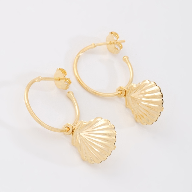 AGL-00257 BRINCO BANHADO A OURO 18K EM FORMATO DE ARGOLA COM PINGENTE DE CONCHA