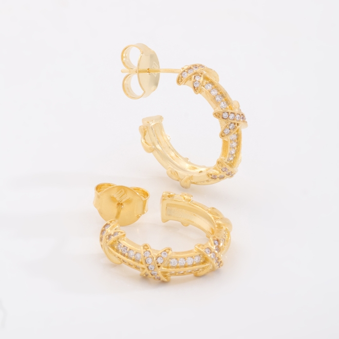 AGL-00259 ARGOLA  BANHADO A OURO 18K COM DESIGN INSPIRADO EM ARAME FARPADO, COM DETALHES EM ZIRCÔNIAS