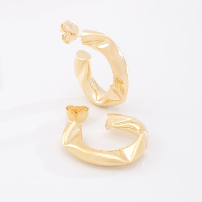 AGL-00260 BRINCO BANHADO A OURO 18K EM FORMATO DE ARGOLA COM DESIGN TORCIDO