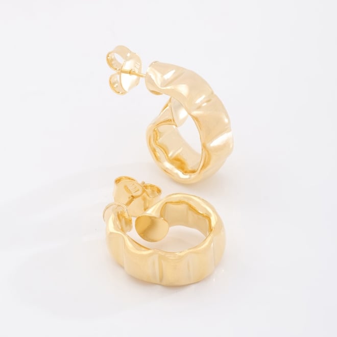 AGL-00261 BRINCO BANHADO A OURO 18K EM FORMATO DE ARGOLA COM DESIGN ORG&Acirc;NICO.