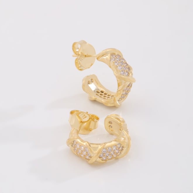 AGL-00269 ARGOLA COM DETALHES ENTRELAÇADOS E CRAVEJADOS EM MICRO ZIRCÔNIAS