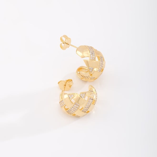 AGX-00018 BRINCO ARGOLA BANHADO A OURO 18K COM DESIGN ENTRELAÇADO E DETALHES CRAVEJADOS EM ZIRCÔNIAS